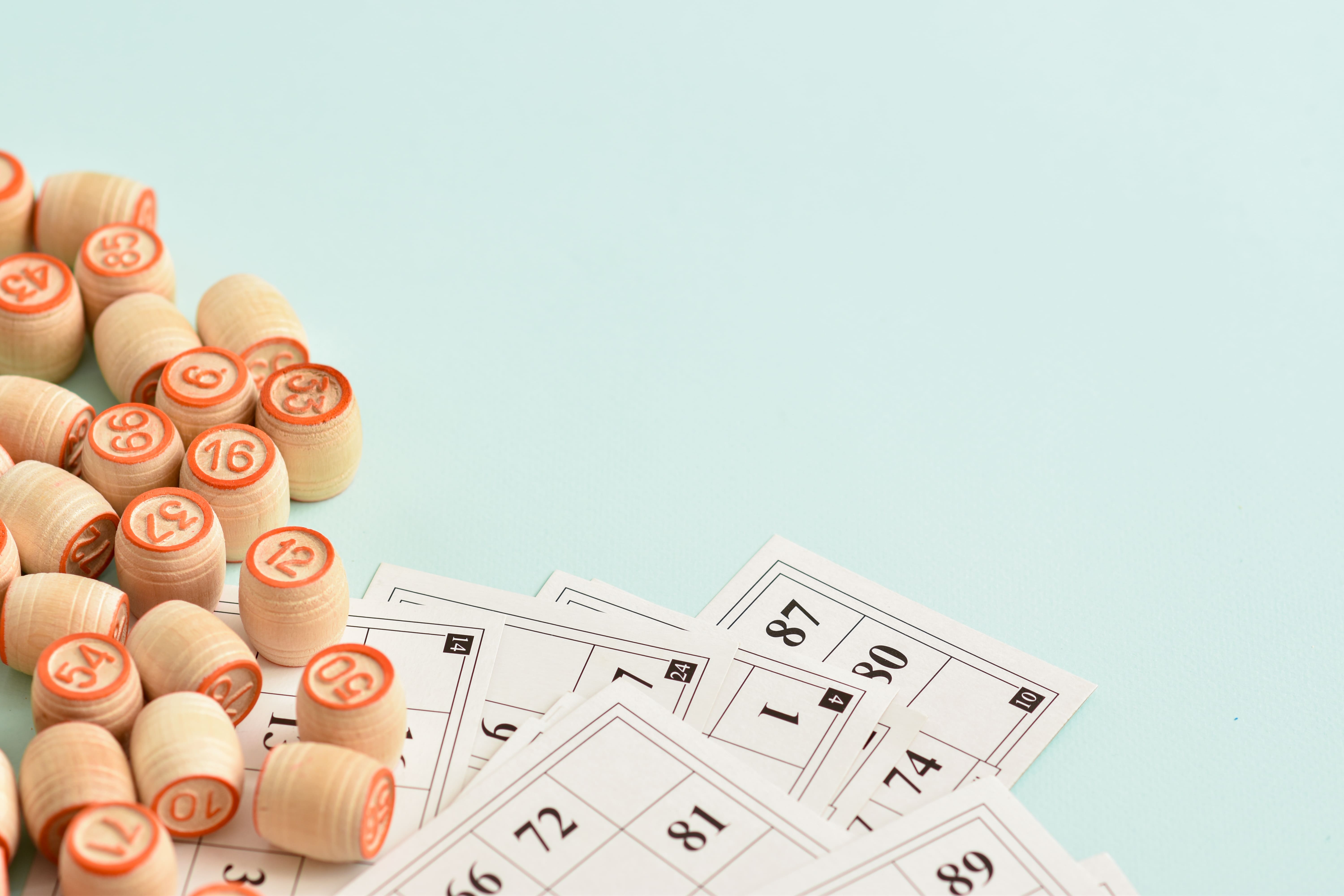 Escena navideña con bombos dorados y bolas blancas en el sorteo de la loteria de navidad, público atento y ambiente festivo.