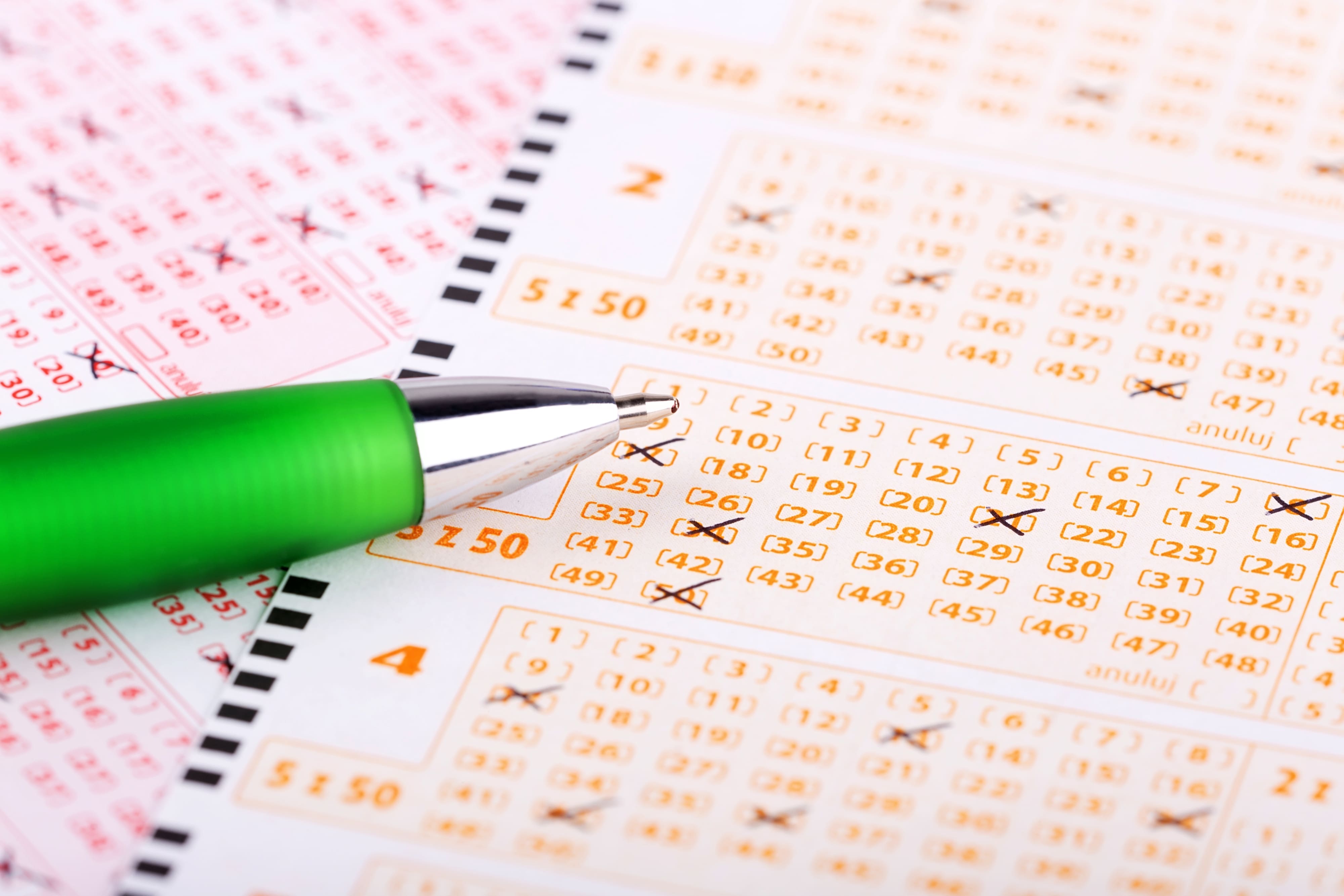 Dos boletos, uno de loteria nacional y otro de loteria de navidad, comparados sobre una mesa con fondo neutro y explicativo.